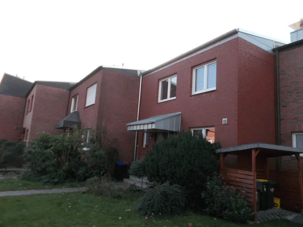 ein rotes Backsteingebäude mit weißen Fenstern