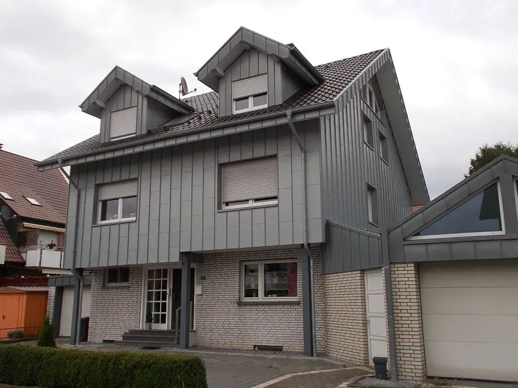 ein großes graues Haus mit vielen Fenstern