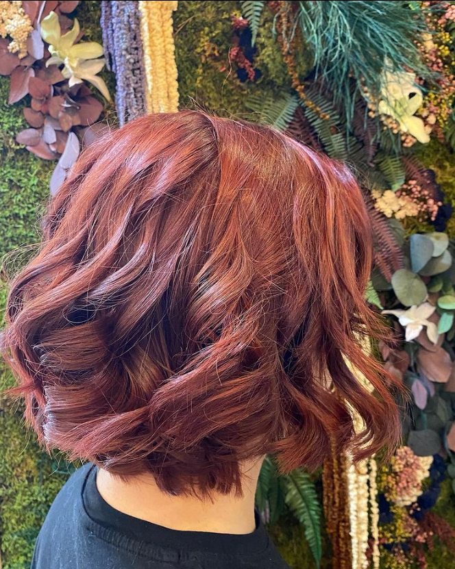 Couleur rouge, coupe courte et boucles