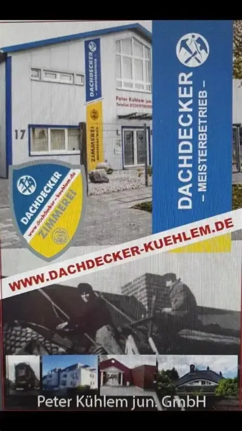 Ein Dachdecker arbeitet auf einem Dach und hämmert. Schwarz-Weiß-Foto vor klarem Himmel.