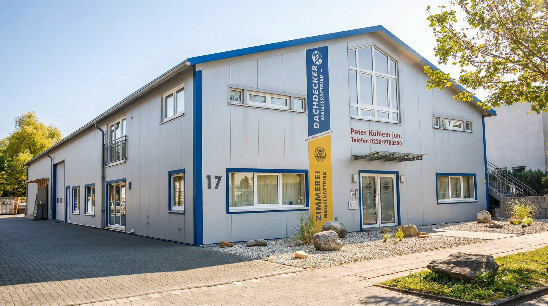 Dreieckige Fenster auf einem dunklen Ziegeldach vor einem teilweise bewölkten blauen Himmel.