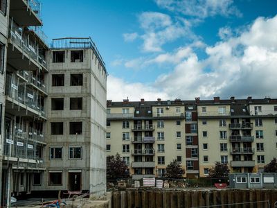 Haus im Bau, Betonrahmen, Dachstuhl, bewölkter Himmel, Baumaterialien.