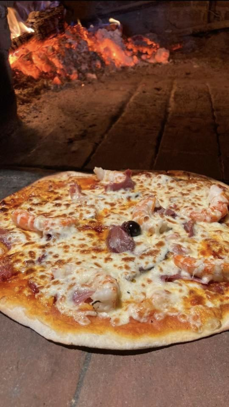 Pizza  avec des produits locaux