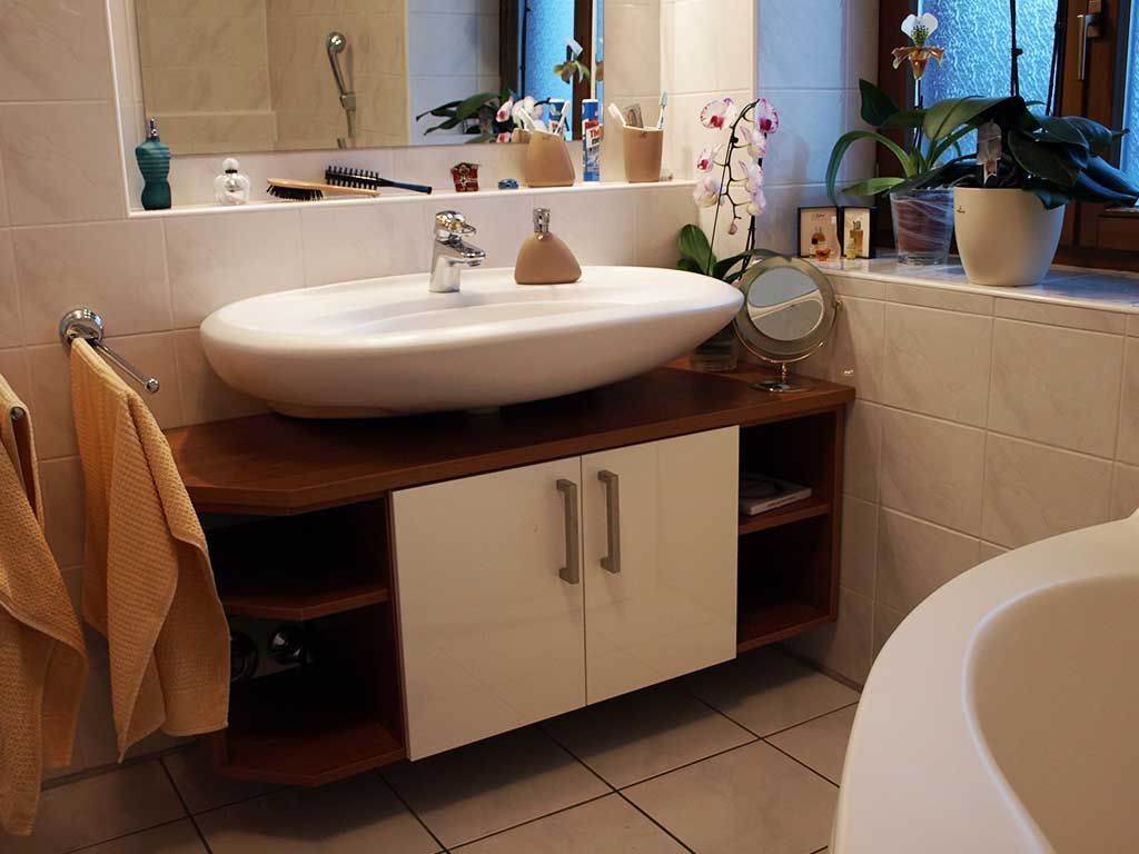 Holzbearbeitung Lettmann weißer Eckschrank / Unterschrank