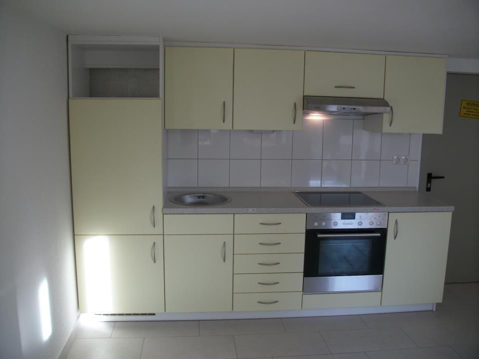 Holzbearbeitung Lettmann Küchenzeile in hellem Gelb