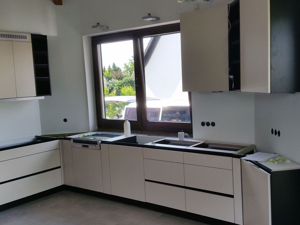 Holzbearbeitung Lettmann Küche in Weiß mit schwarzen Details