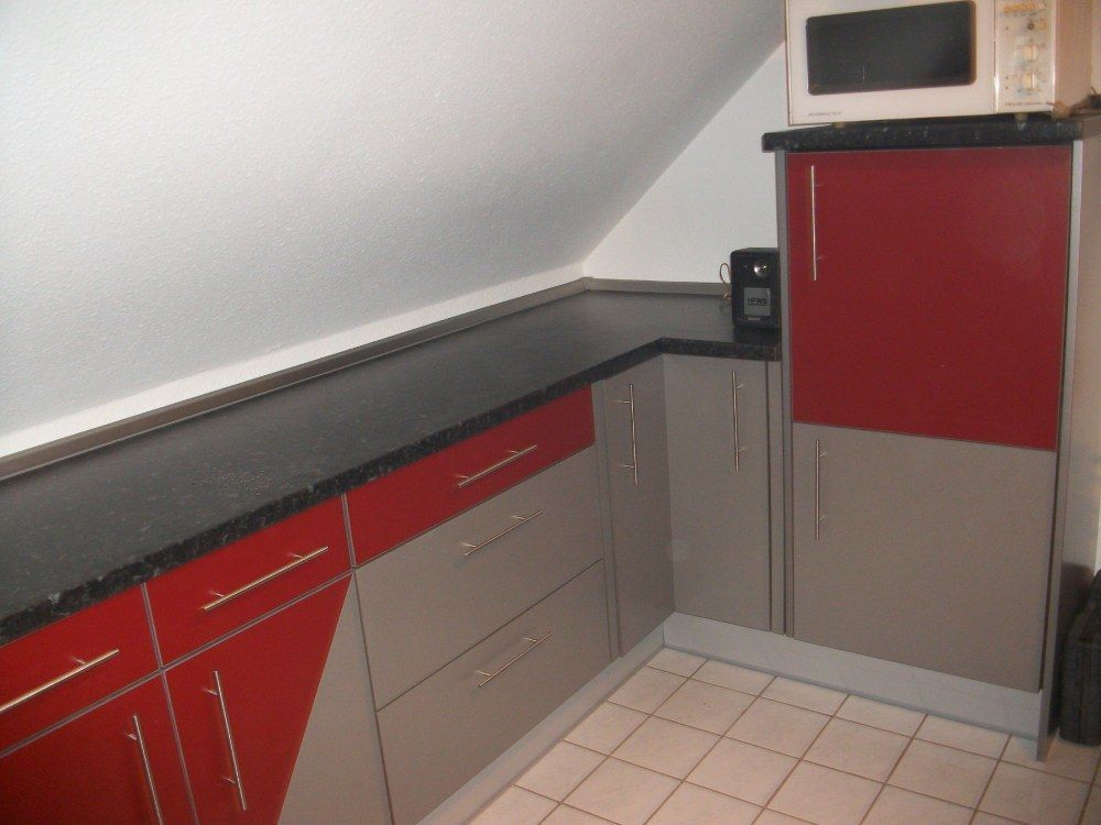 Holzbearbeitung Lettmann Küche in Rot und Grau