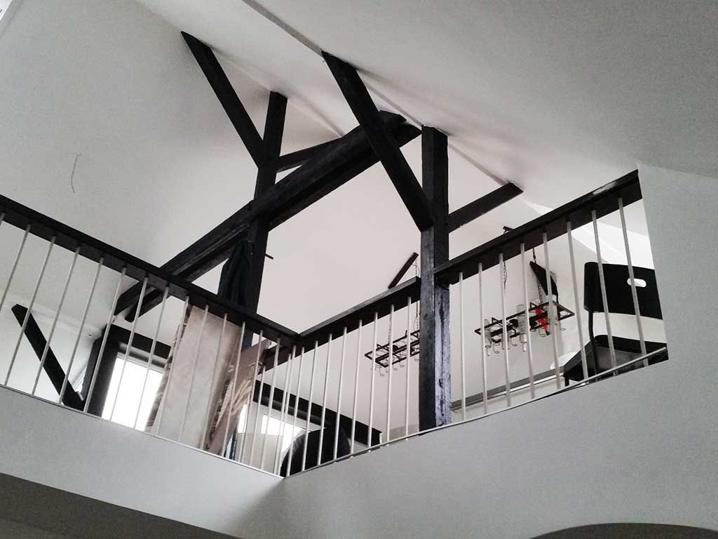 Holzbearbeitung Lettmann Holzbalken in Dachgeschosszimmer