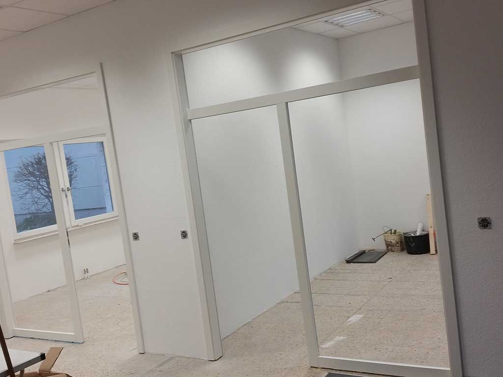 Holzbearbeitung Lettmann Raum mit Durchgang zum Flur