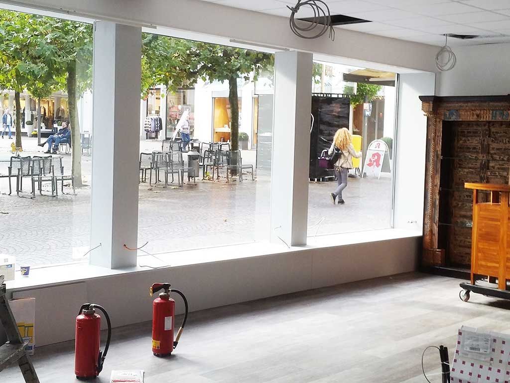 Holzbearbeitung Lettmann Laden mit großen Fenstern