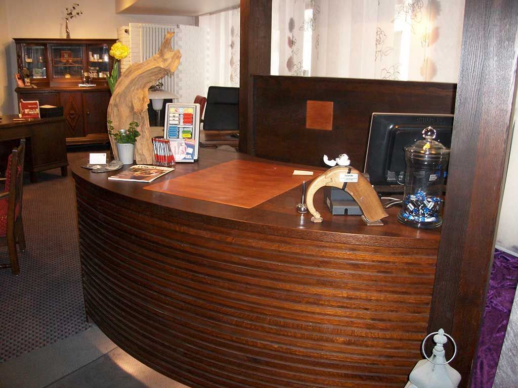 Holzbearbeitung Lettmann Empfangsbereich mit Holztheke