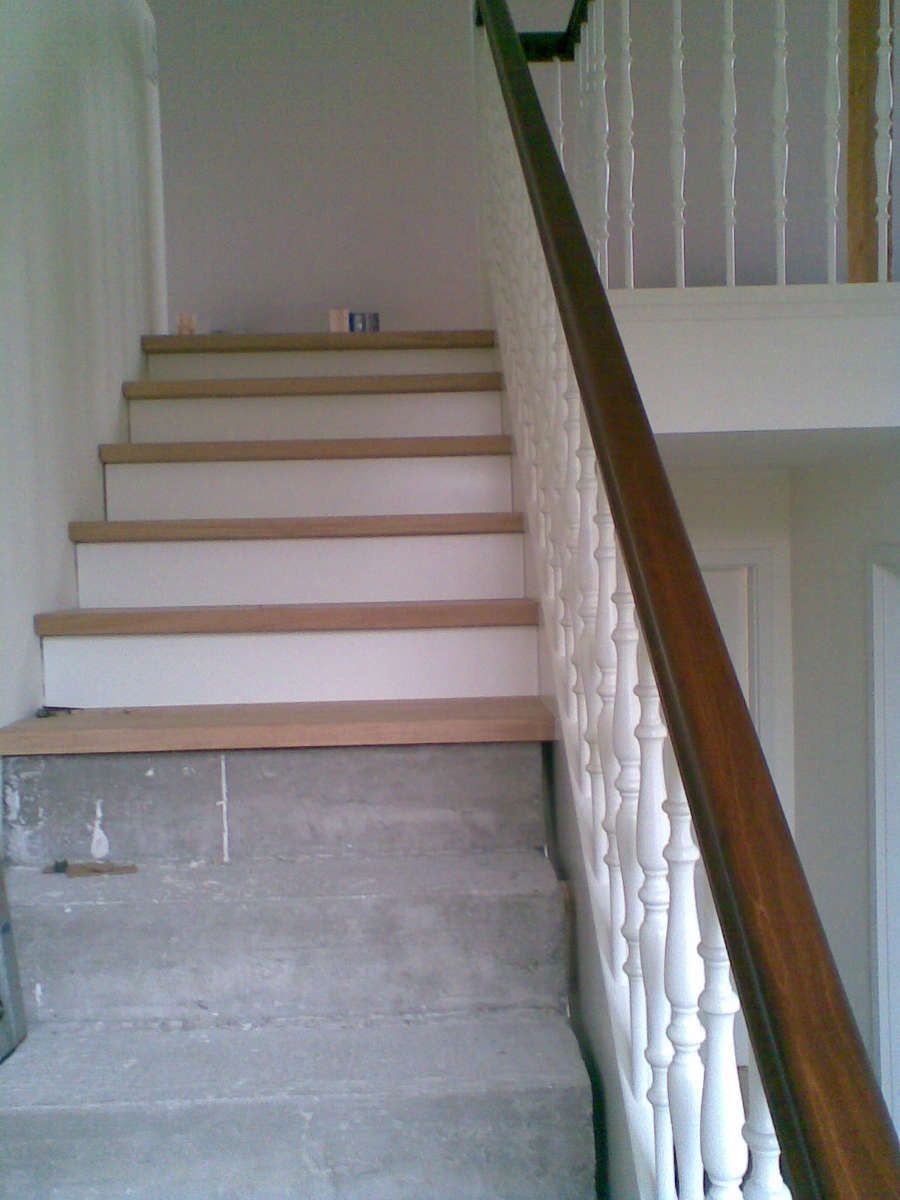 Massivholz-Stufen auf Beton