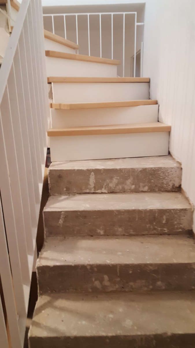 Massivholz-Stufen auf Beton