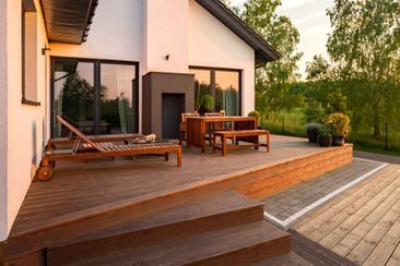 Holzterrasse im Sonnenuntergang