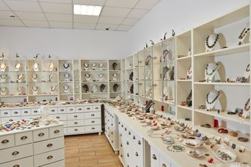 Schuhgeschäft mit weißen Regalen