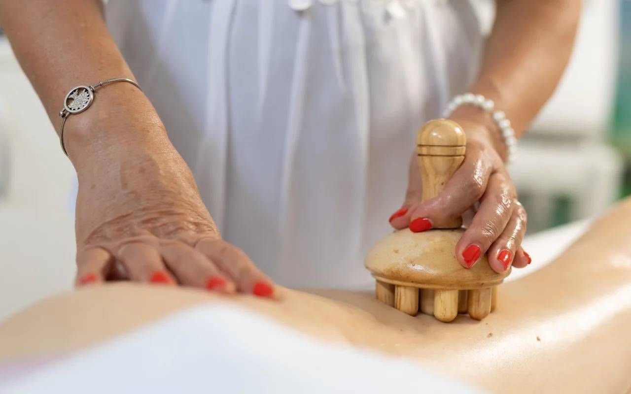 trattamento snellente con massaggiatore in legno - Grotta Del Sale