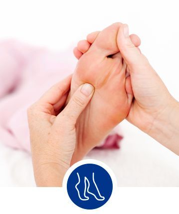 Una persona está recibiendo un masaje de pies con un círculo azul con la letra r en él.