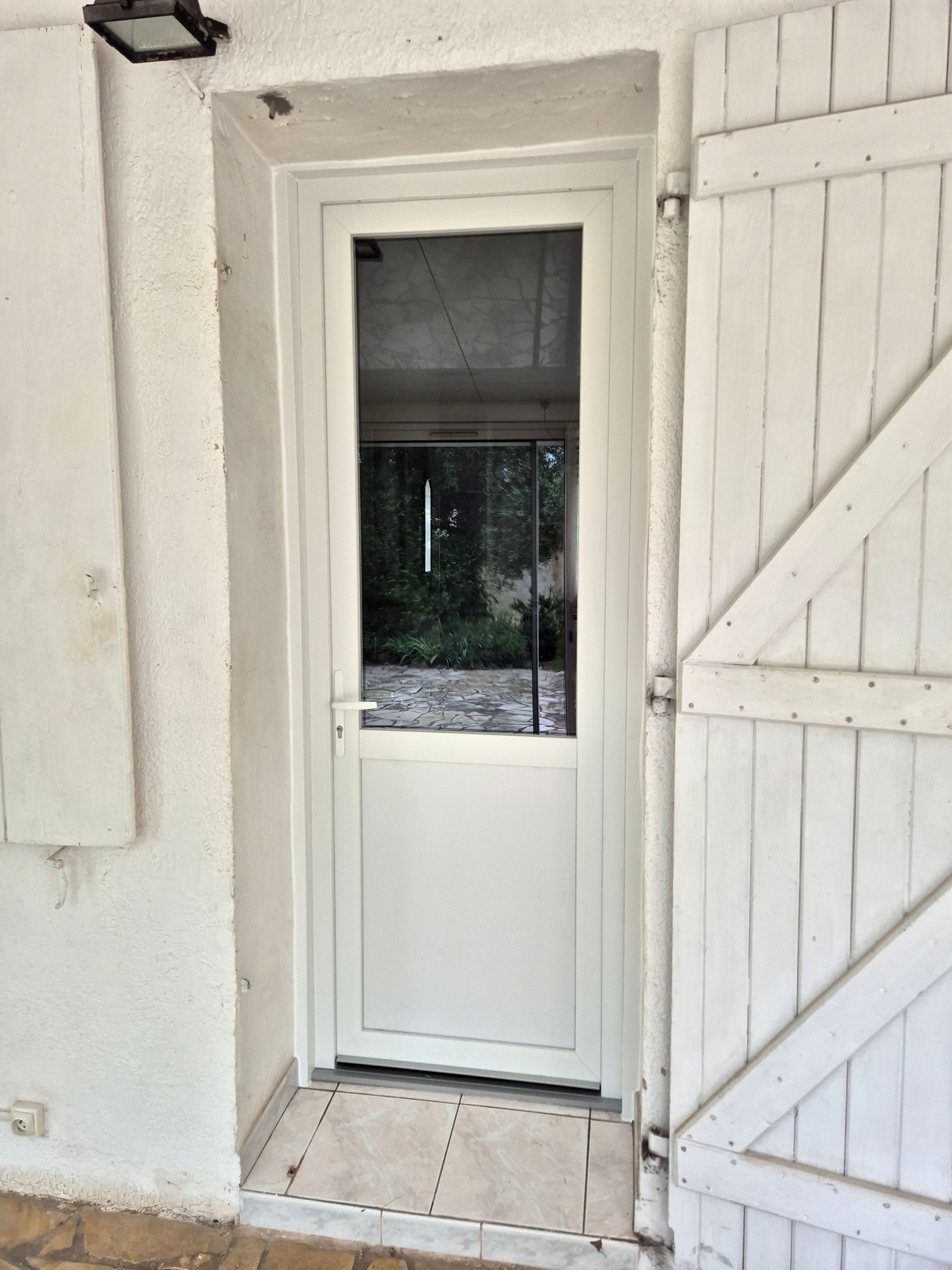 Pose de porte d'entrée