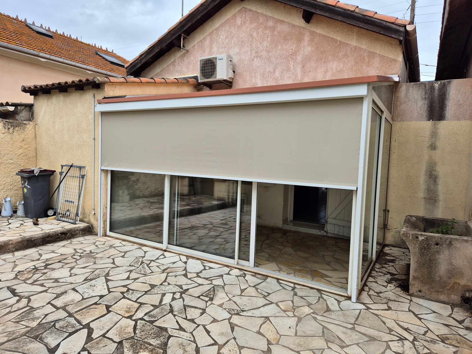 Pose de volet roulant pour baie vitrée