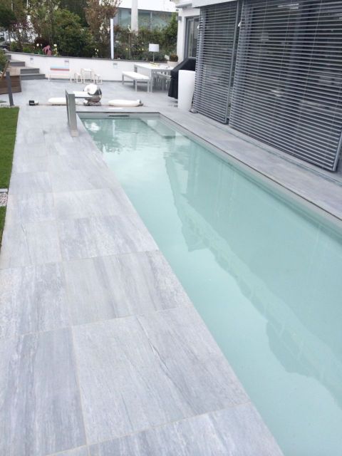 Arne Meissner Gartenmanufaktur Dortmund Terrasse mit Pool und hellem Boden