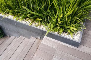 Garten mit Holztreppe und Beet