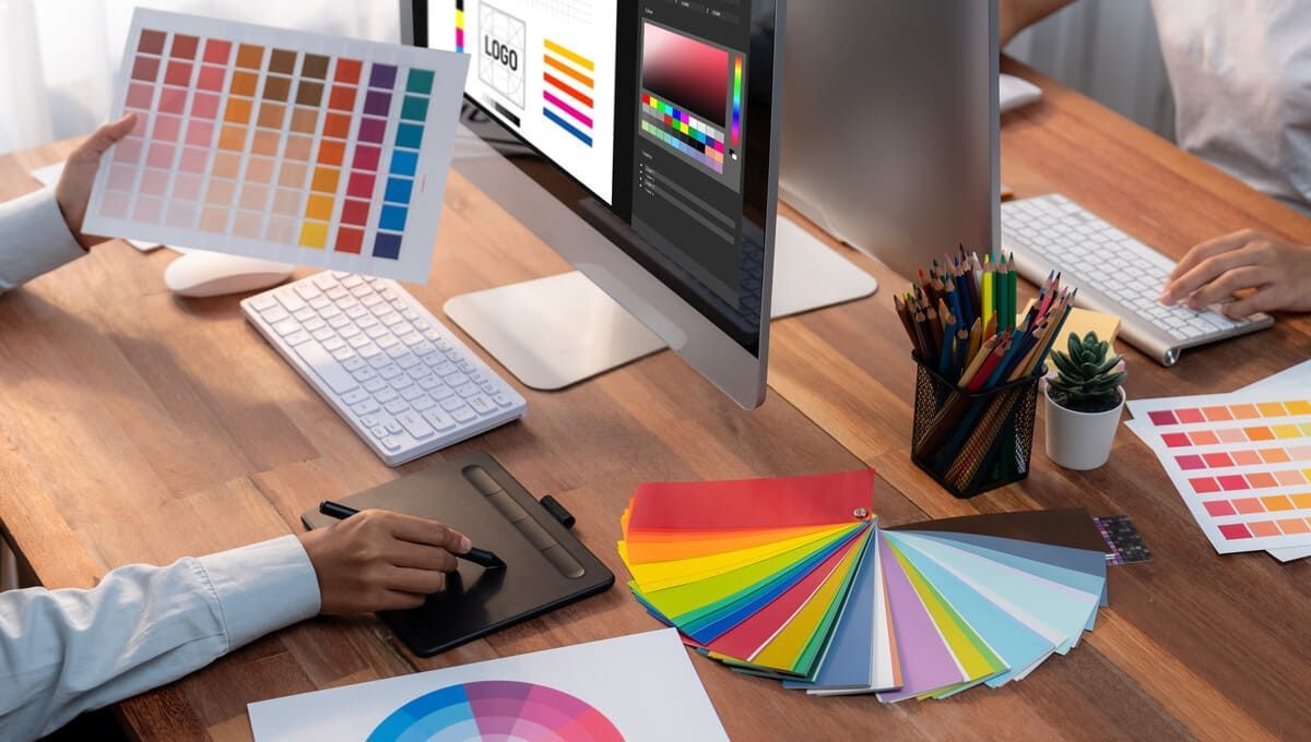 Diseñadores en el trabajo: manos en el teclado y la tableta gráfic