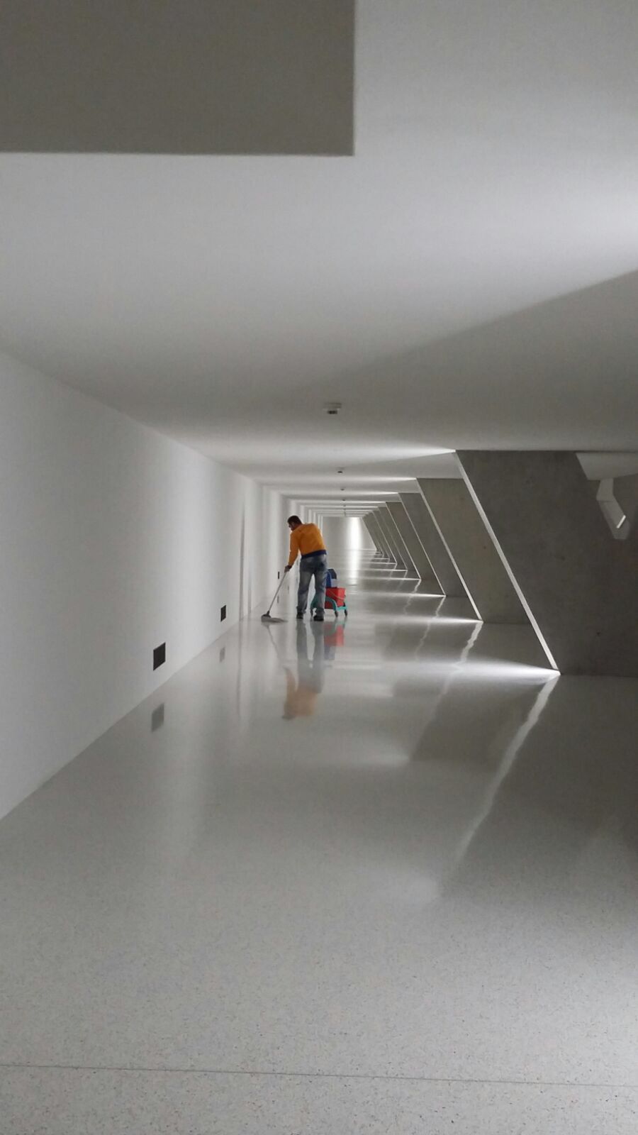 Pulizia corridoio El Mafrouhi