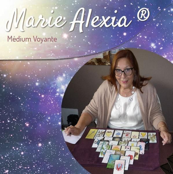 Femme qui regarde la mer avec un couché de soleil