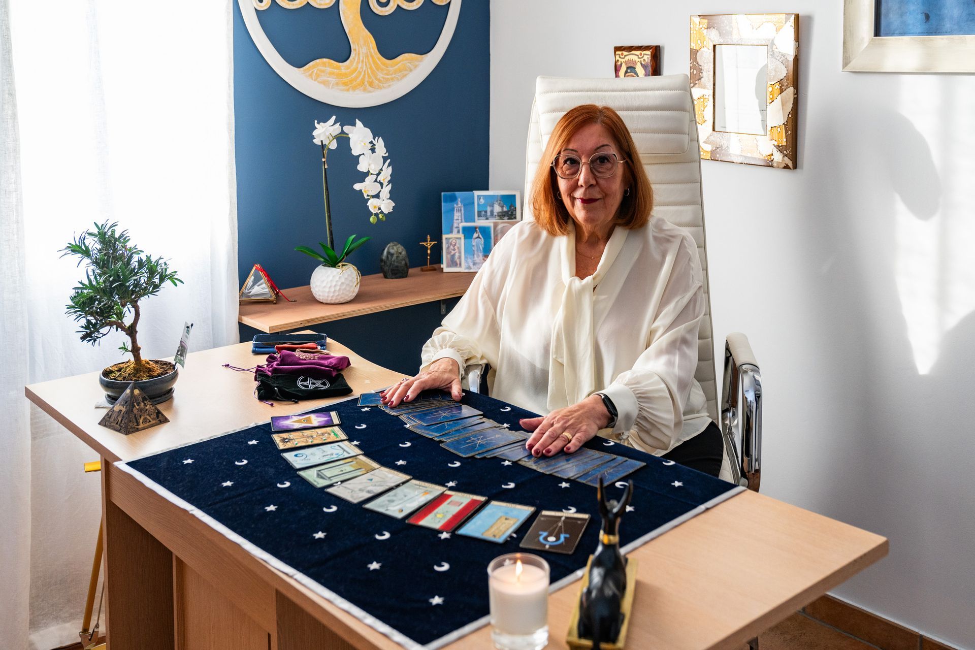 Marie Alexia avec des cartes de voyances