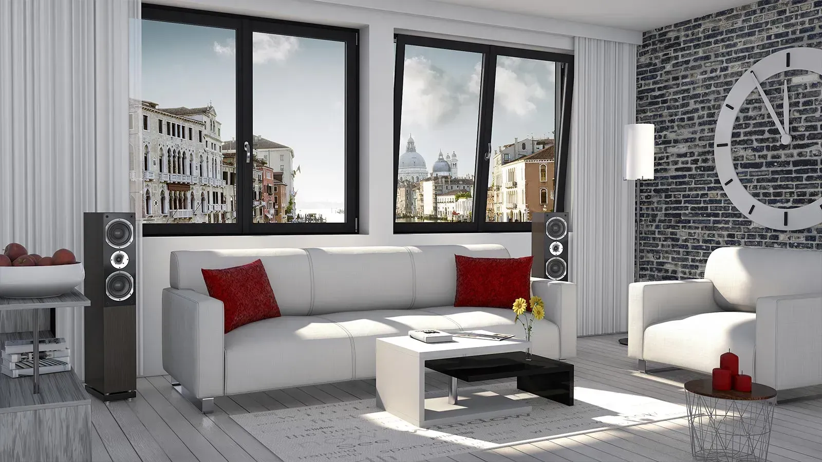 Modernes weißes Wohnzimmer mit großen Fenstern mit Blick auf die Stadt, weißem Sofa, Lautsprechern und Ziegelwand.