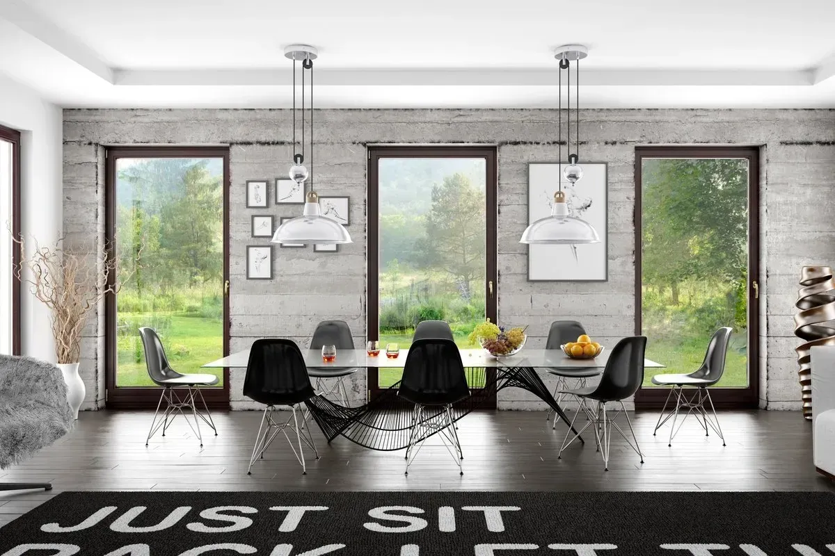 Modernes Esszimmer mit Tisch, Stühlen, großen Fenstern und Blick nach draußen.