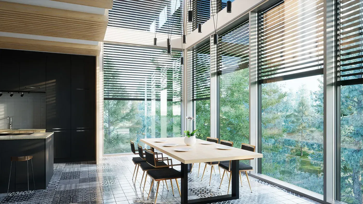Esszimmer mit großen Fenstern mit Blick auf Bäume; schwarze Akzente, moderner Tisch und Jalousien.