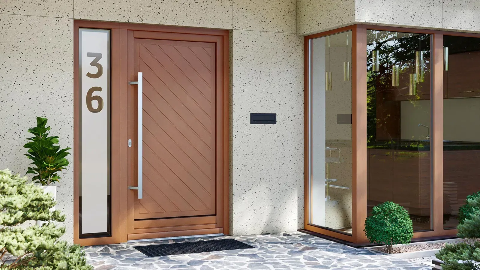 Braune Haustür mit Seitenlicht und Hausnummer „36“ auf einer strukturierten Wand.