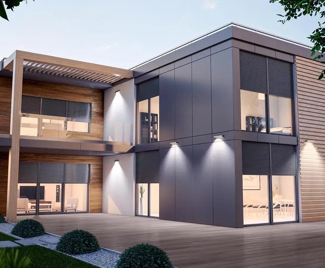 Modernes zweistöckiges Haus mit dunkelgrauer Außenverkleidung und großen Fenstern. Außenbeleuchtung erhellt das Gebäude.