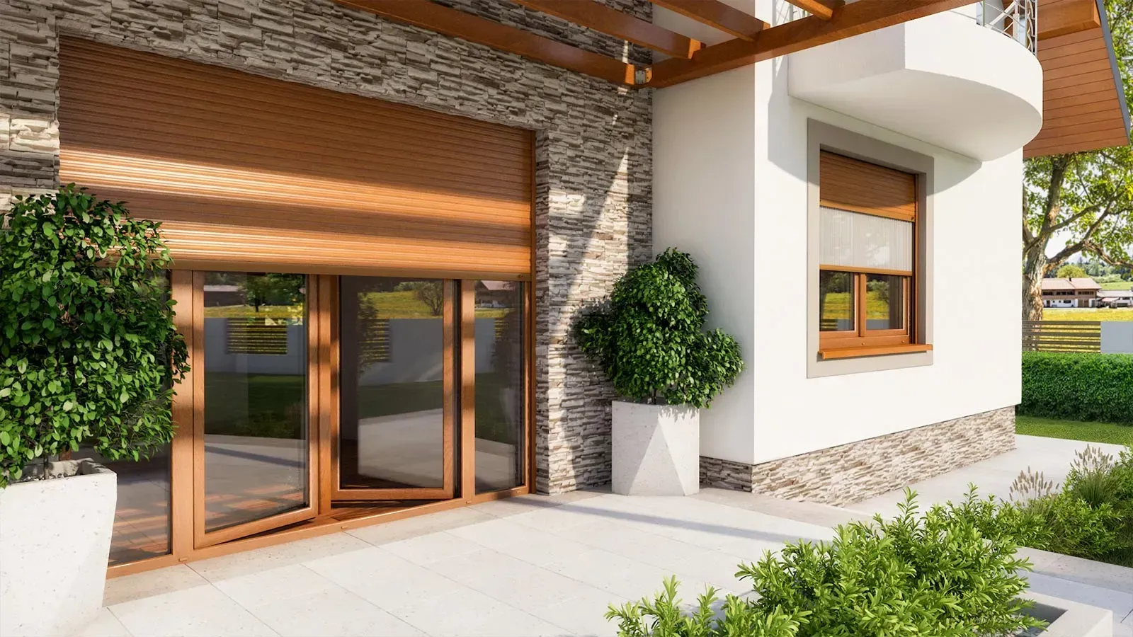 Braune Fensterläden an einem weißen Haus mit Steinakzenten und Topfpflanzen.