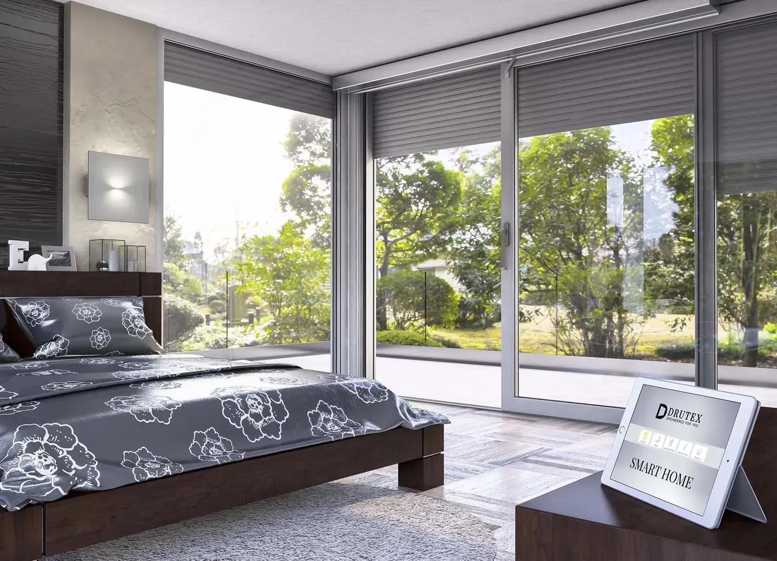 Schlafzimmer mit Bett, großen Fenstern und Blick auf Bäume; auf einem Nachttisch liegt ein Schild.