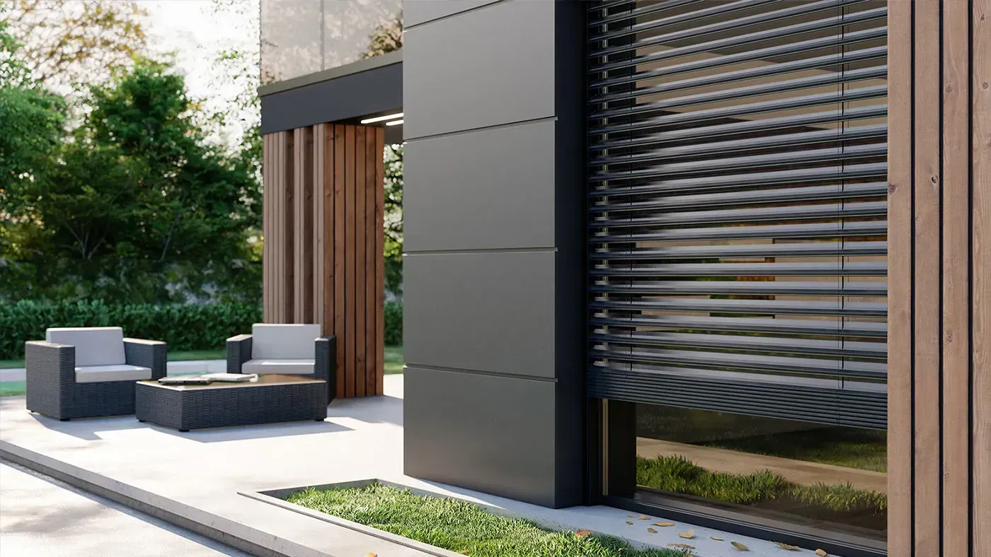 Moderner Außenbereich mit schwarzer Verkleidung, grauen Möbeln und Lamellenjalousien.