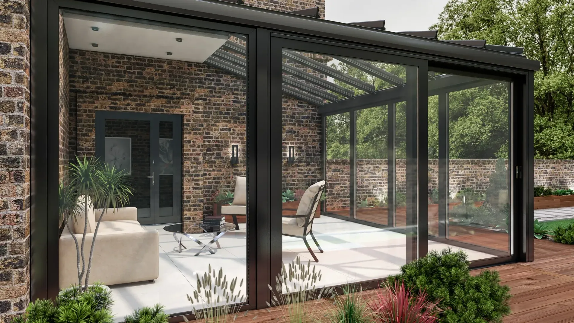 Wintergartenanbau mit schwarzem Rahmen, Glaswänden, Steinmauer und Pflanzen im Freien.