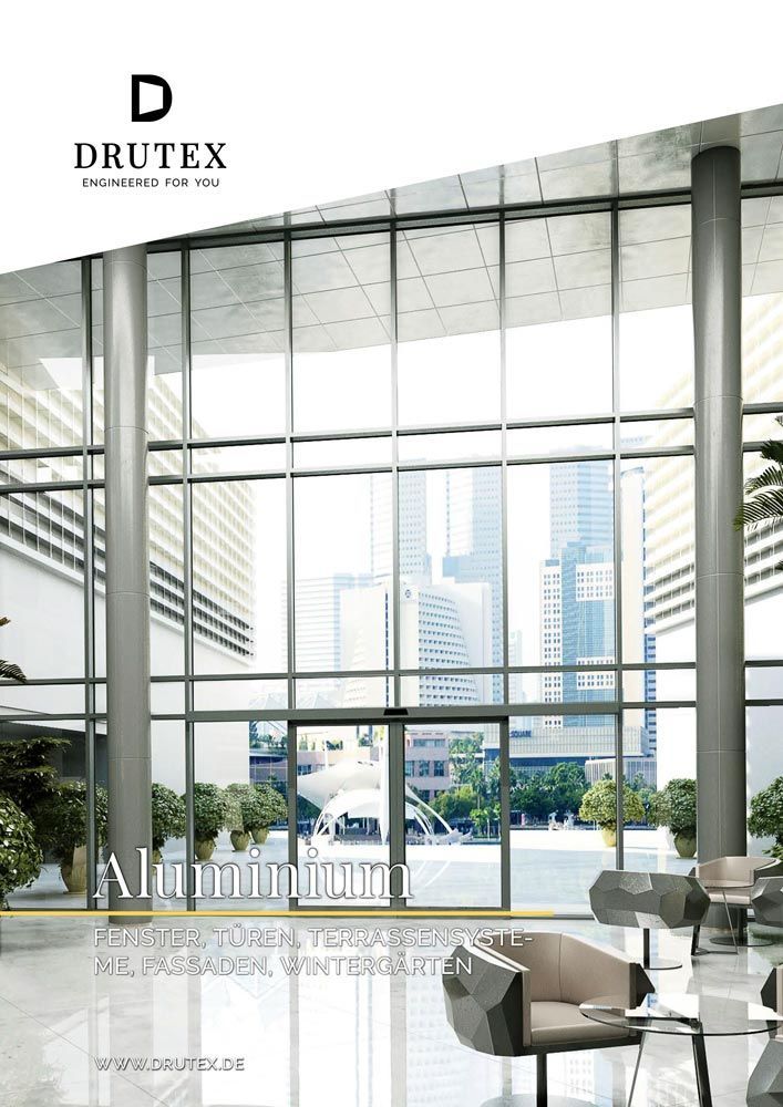Glasgebäude-Lobby mit Blick auf die Stadt, Aluminiumfenster, moderne Möbel, DRUTEX-Logo.