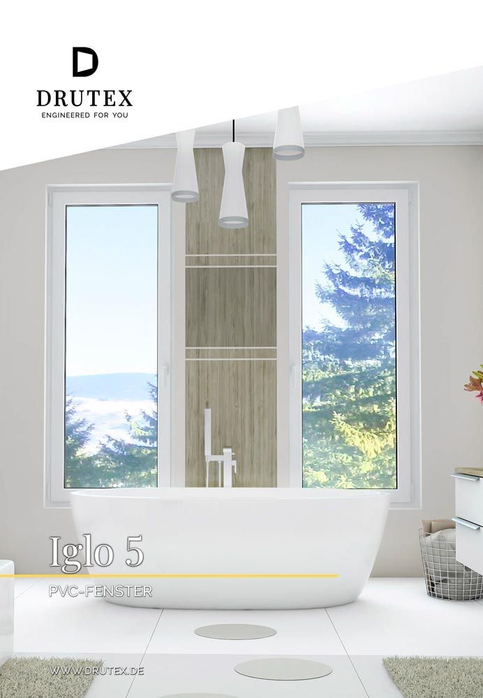 Badezimmer mit weißer Badewanne, Fenstern mit Aussicht und einer Leuchte.