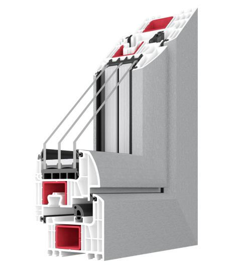Querschnitt eines weiß-grauen PVC-Fensterrahmens, der die innere Struktur mit roten Komponenten und Glasplatten zeigt.
