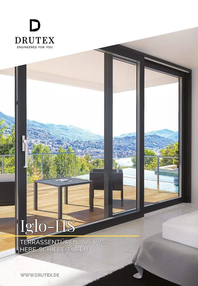 Drutex-Broschüre: Glasschiebetüren mit Bergblick und Terrassenmöbeln.