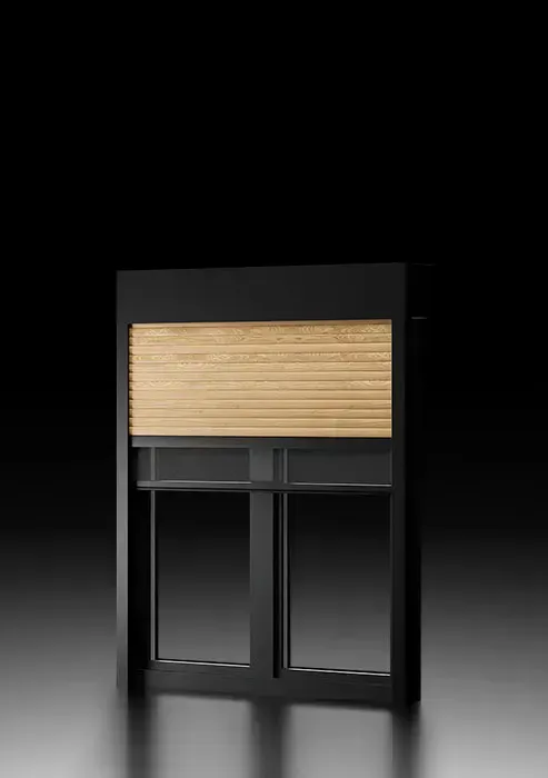 Schwarzer Fensterrahmen mit geschlossenen beigen Fensterläden.