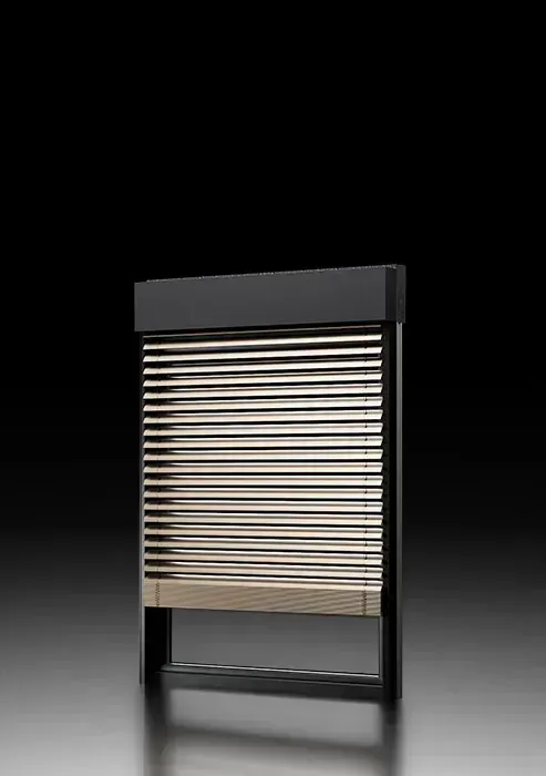 Fensterjalousie mit schwarzem Rahmen und horizontalen Lamellen.