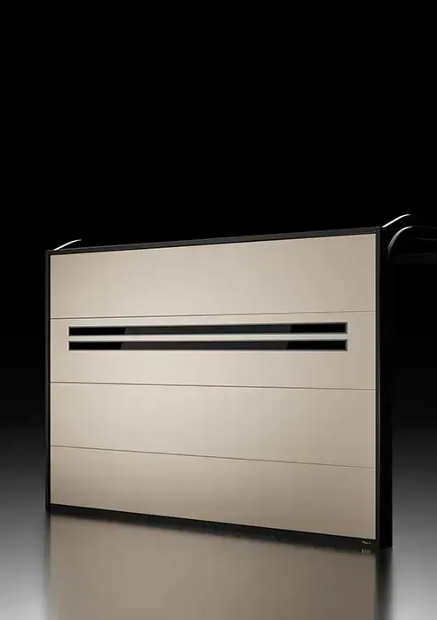 Beiges Garagentor mit zwei horizontalen schwarzen Lüftungsschlitzen, schwarzer Zierleiste, dunklem Hintergrund.