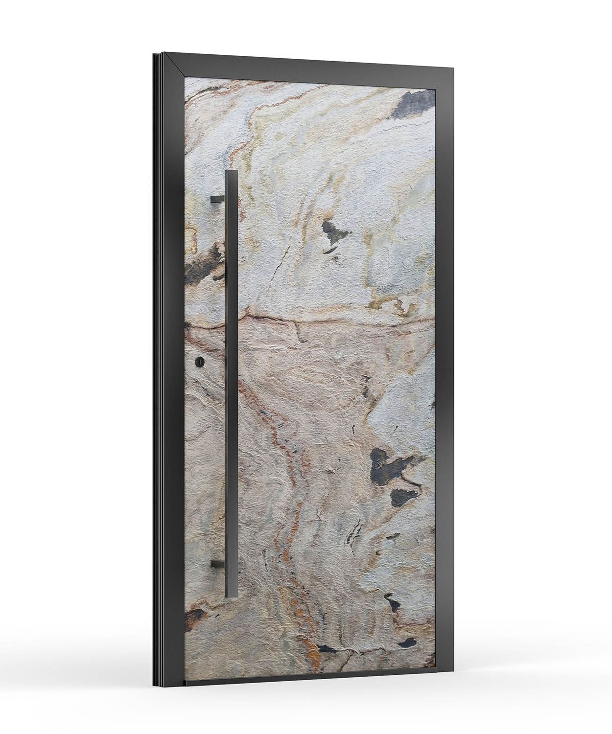 Haustür mit Steinverkleidung und vertikalem Stangengriff in schwarzem Rahmen.
