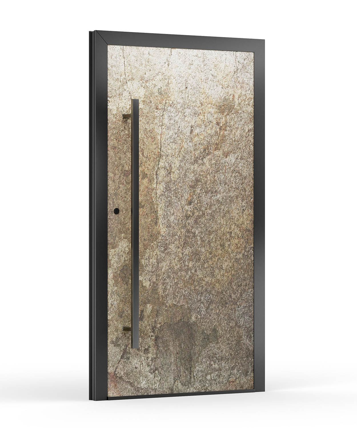 Eine moderne Tür mit verwitterter Steinfassade, dunklem Rahmen und vertikalem Stangengriff.