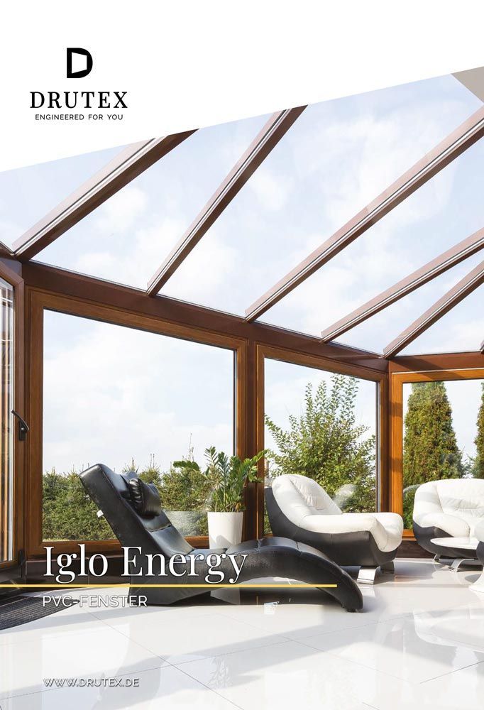 Drutex Iglo Energy Wintergarten mit braunem Rahmen und weißen Möbeln.