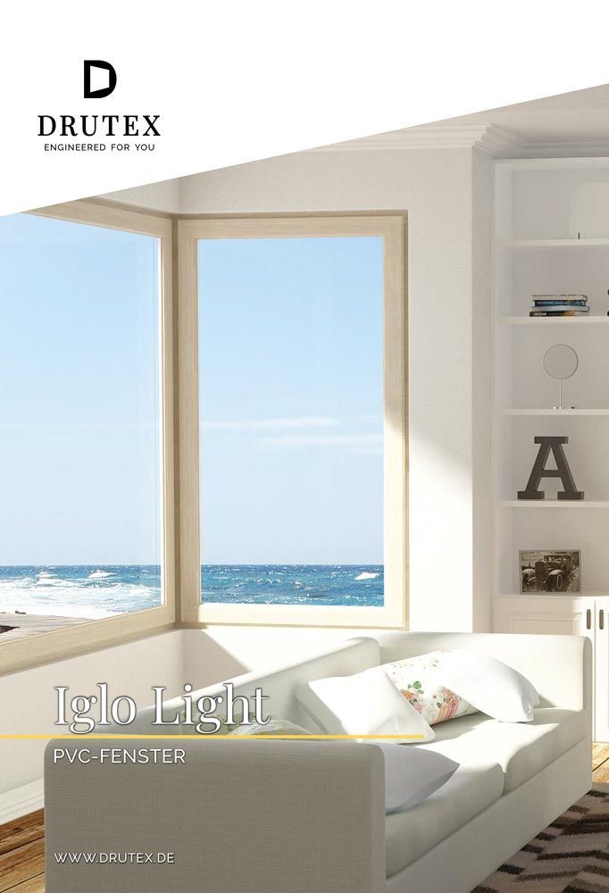 Ein modernes Interieur mit Blick auf das Meer durch große Fenster. Mit weißen Möbeln und einem Bücherregal.