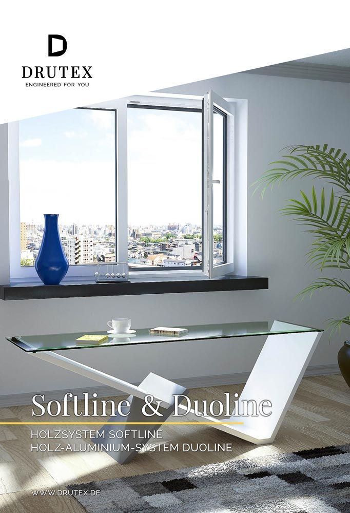 Drutex-Schaufensterdekoration: offenes Fenster, moderner Tisch, blaue Vase, Stadtansicht, Inneneinrichtung.